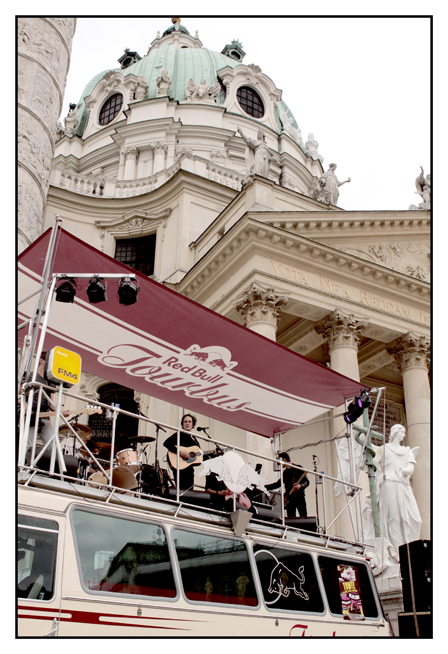 © Pamela Rußmann A Life, A Song, A Cigartte auf dem RedBull-Tourbus vor Karlskirche